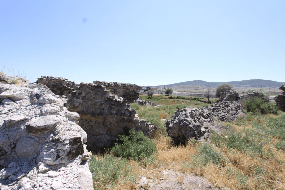 A ruined 13th-century Seljuk caravanserai commissioned by the queen mother Mahperi Hatun.