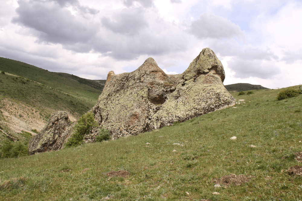 A plateau just 2 km from Yozgat city, famous for the 'Gelin Kayası' rock formation and its wild tulip meadows.