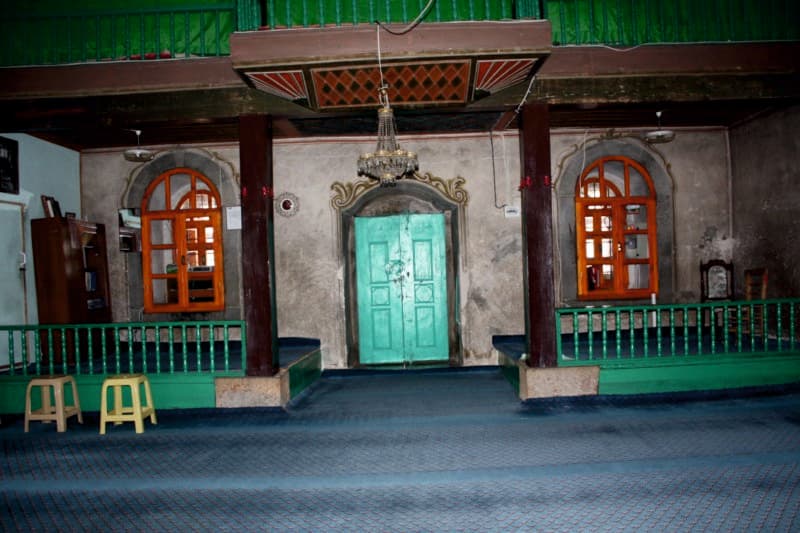 An 1804 Ottoman mosque in Köseoğlu neighborhood, notable for its rich painted and plaster ornamentation.