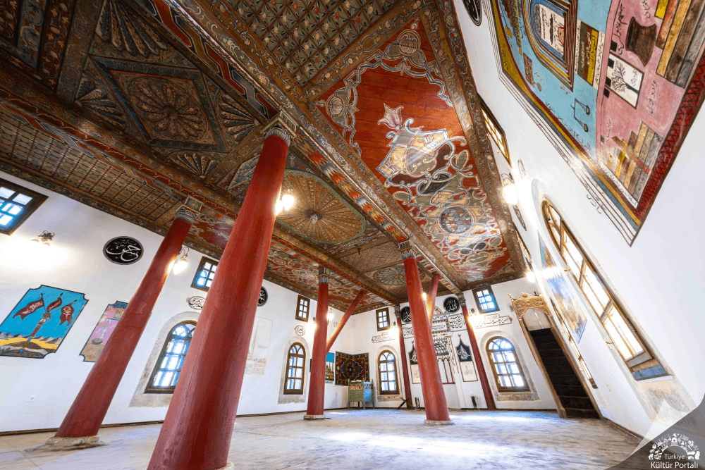 Mosquée historique à piliers de bois et aux riches décorations peintes, construite en 1773-74 à Paşaköy, rattaché à Şefaatli.
