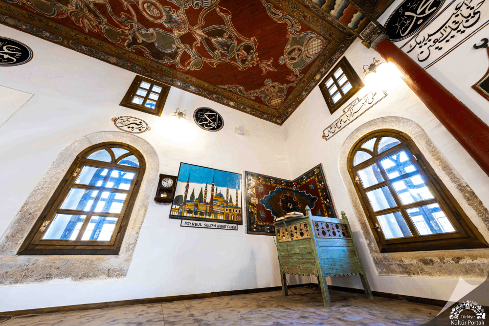 Mosquée historique à piliers de bois et aux riches décorations peintes, construite en 1773-74 à Paşaköy, rattaché à Şefaatli.