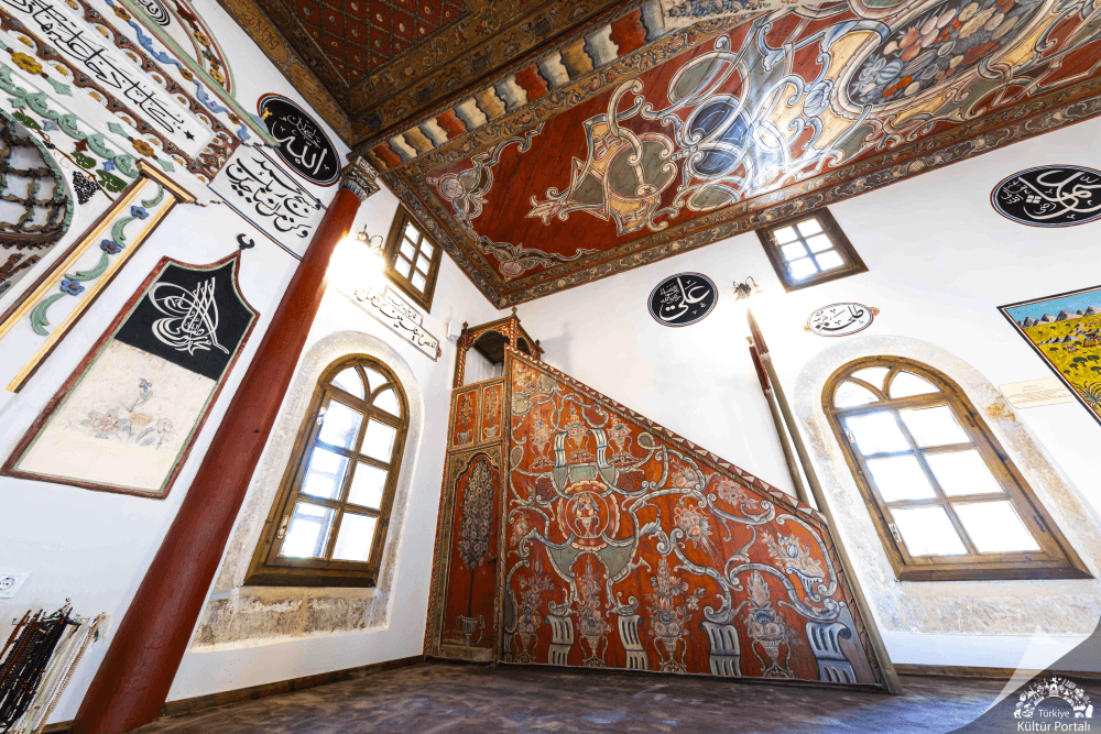Mosquée historique à piliers de bois et aux riches décorations peintes, construite en 1773-74 à Paşaköy, rattaché à Şefaatli.