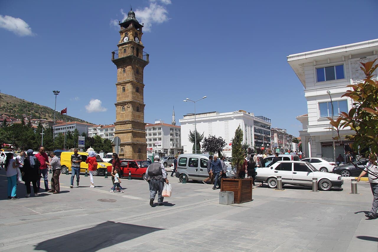 Yozgat şehir merkezindeki bu heybetli ve asırlık kule, şehrin sembollerinden bir tanesidir. Kule, zemin kat ve çanların bulunduğu kısımlarla birlikte yedi katlı