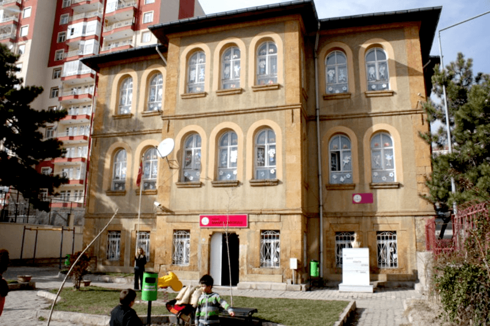 A three-storey 1890s mansion where Atatürk stayed during his visits to Yozgat, later used as a school.