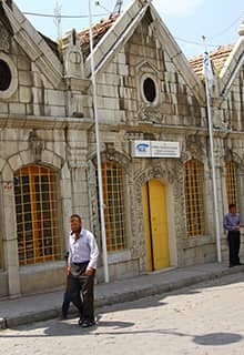 Dükkân olarak inşa edilen bu tescilli bina, daha sonra PTT Binası olarak hizmete girmiş. Bina, bilhassa ön cephe görünüşü itibariyle özgün ve güzel bir yapı ola