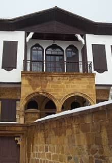 Eski Rum ailelerinin kaldığı düşünülen yapının alınlığındaki Rumca yazılar incelendiğinde, konağın 1883’te yapıldığı anlaşılır. Türkiye Cumhuriyeti’nin kurucusu